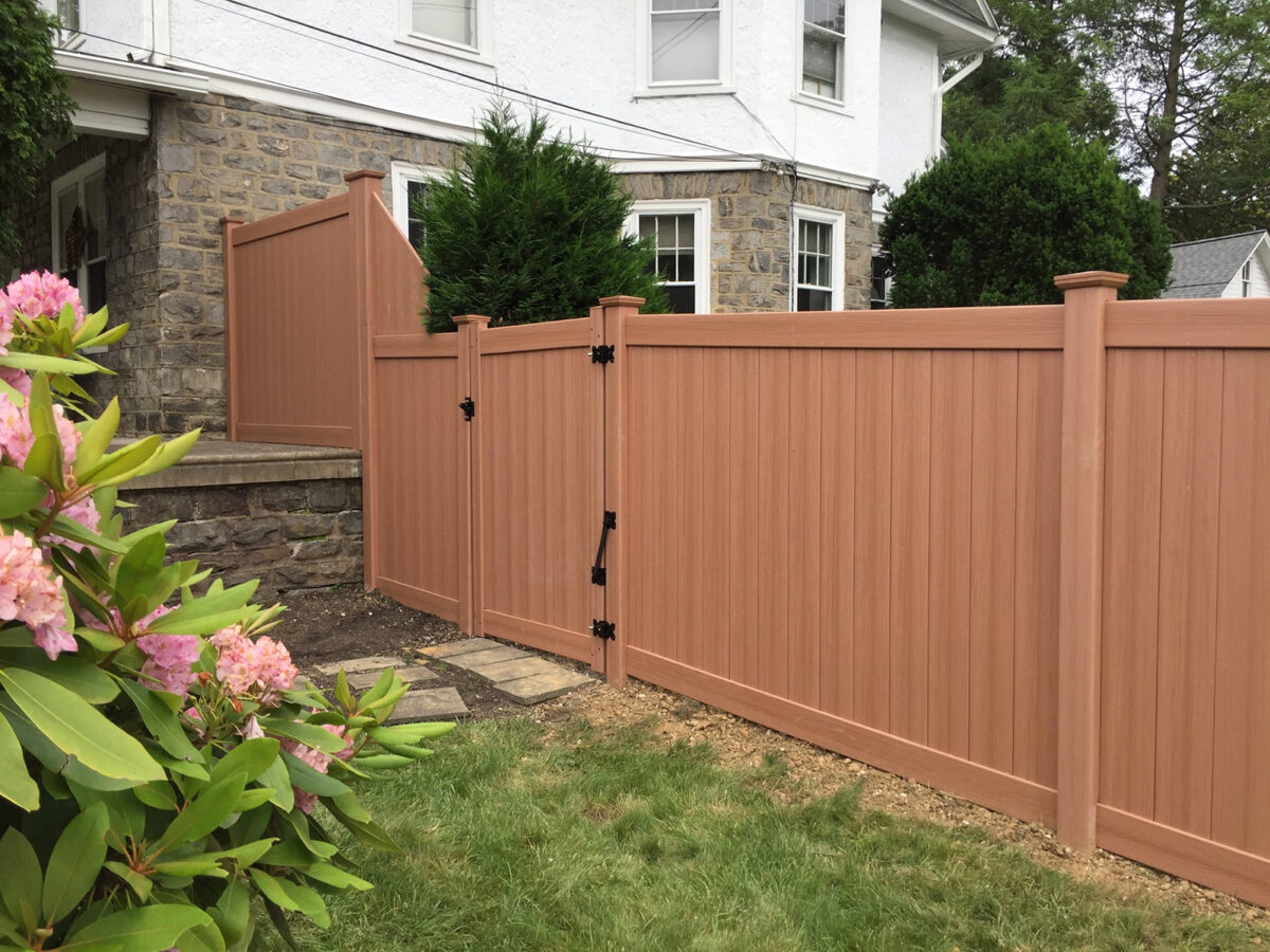 Bufftech vinyl privacy fence with gate in yard