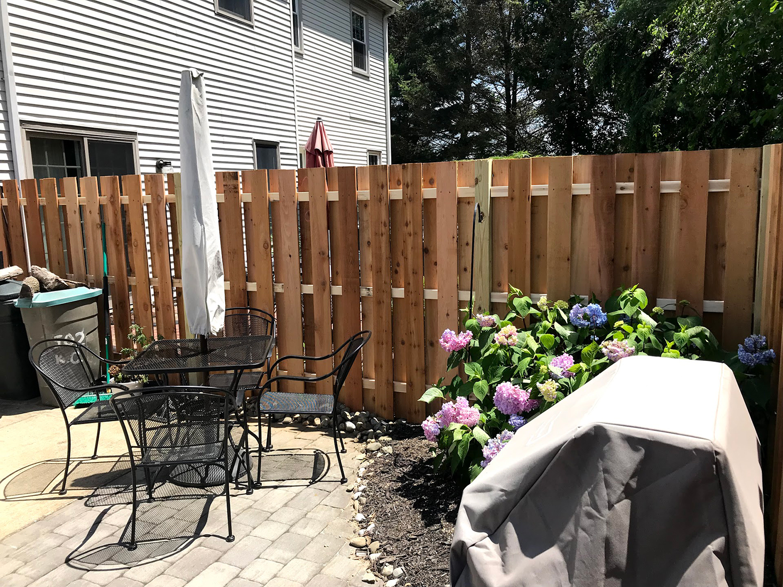 Shadowbox fence with flat top pickets