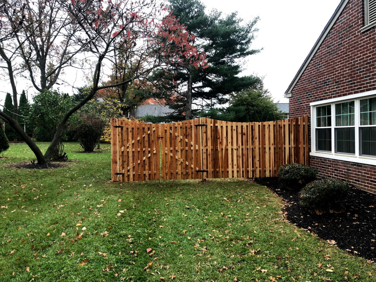 shadowbox fence with concaved top