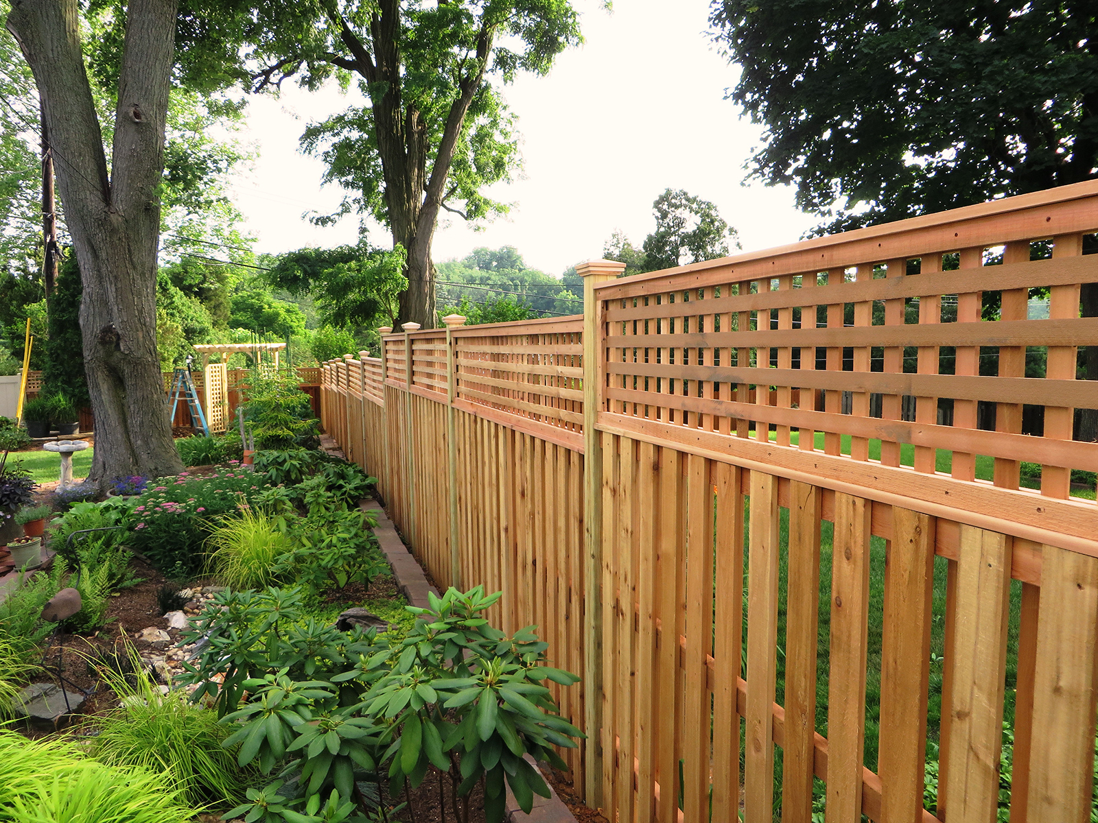 Shadowbox fence with lattice top