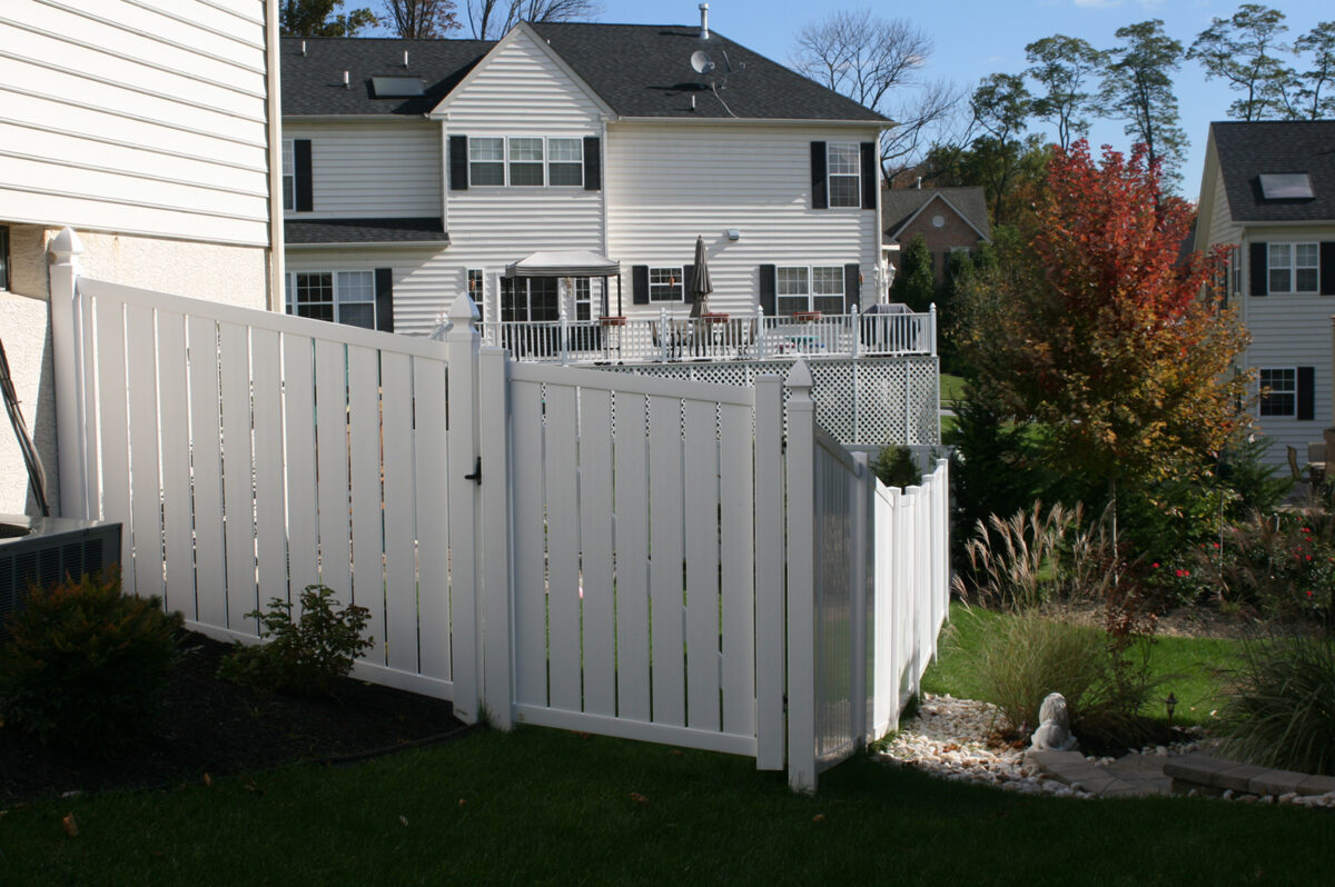 vinyl semi-private fence with gate