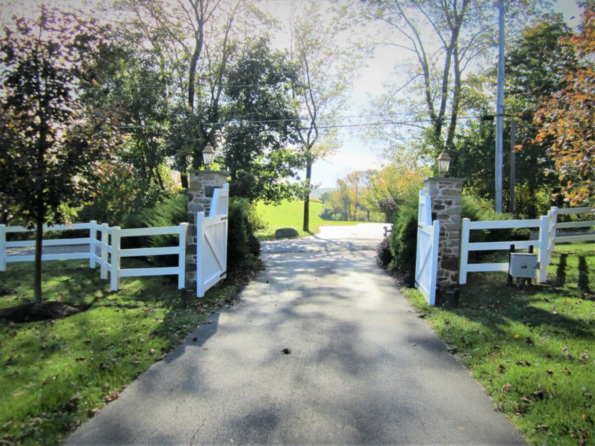 vinyl rail fence with estate gate