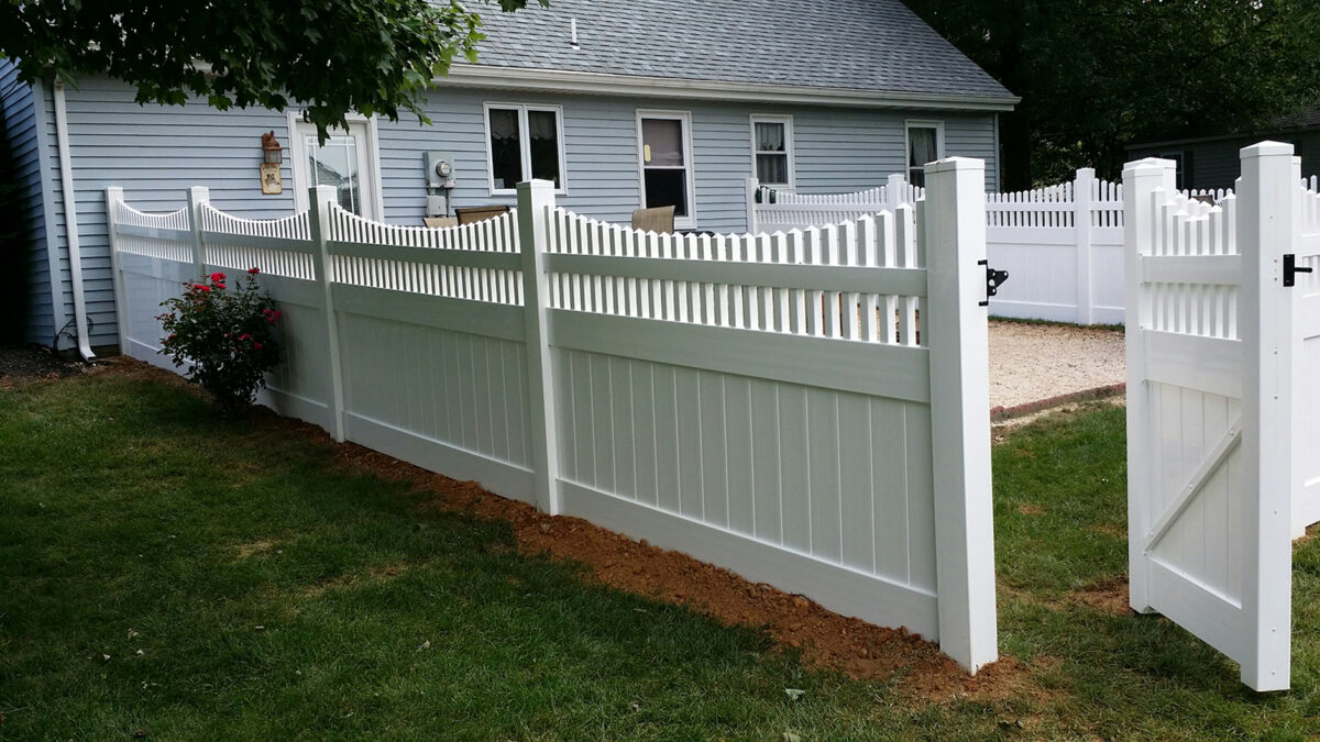 vinyl privacy fence with spindle tops and gate