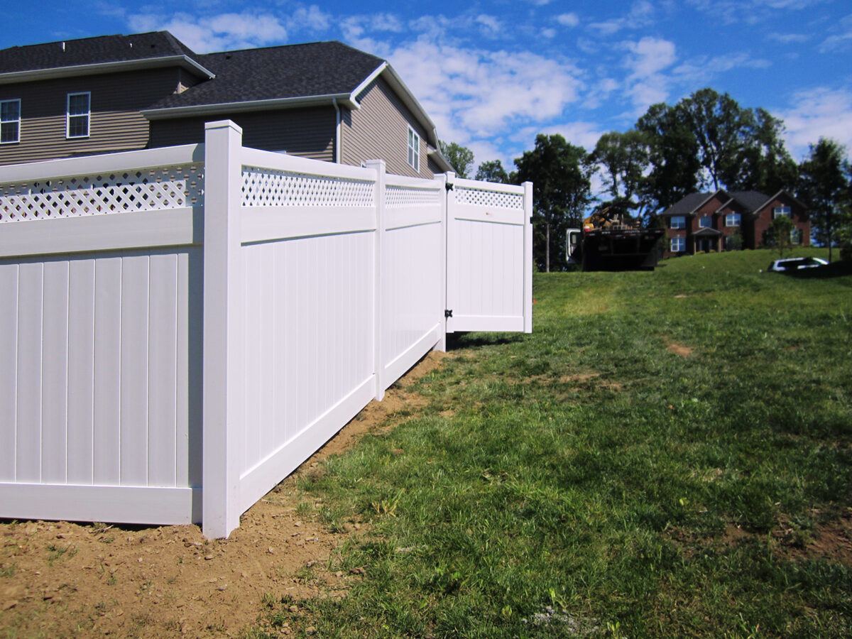 vinyl privacy fence with lattice