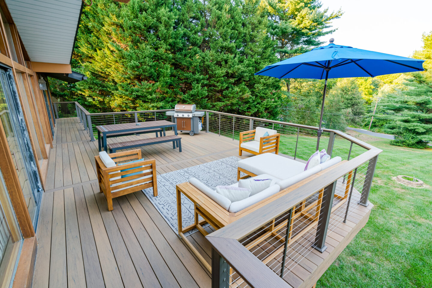 image of a modern deck in hockessin de built by integrous fences and decks featuring timbertech decking and keylink cable railing