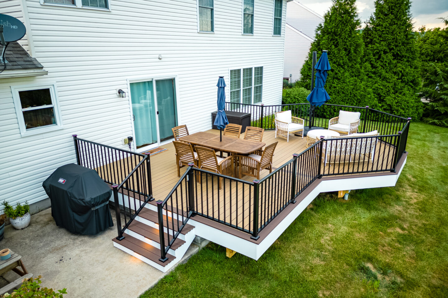 image of an octagon deck in douglassville pa built by integrous fences and decks featuring timbertech decking and black aluminum railing