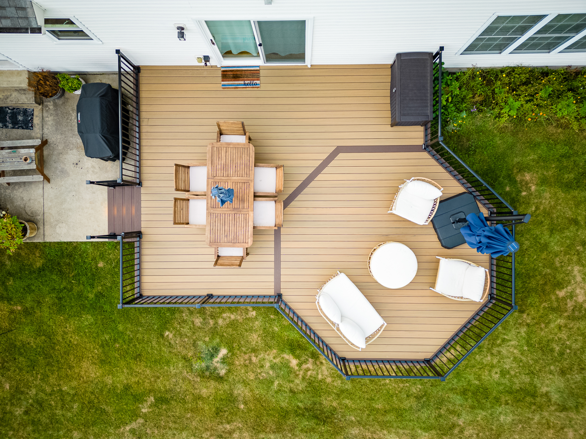 image of an octagon deck in douglassville pa built by integrous fences and decks featuring timbertech decking and black aluminum railing