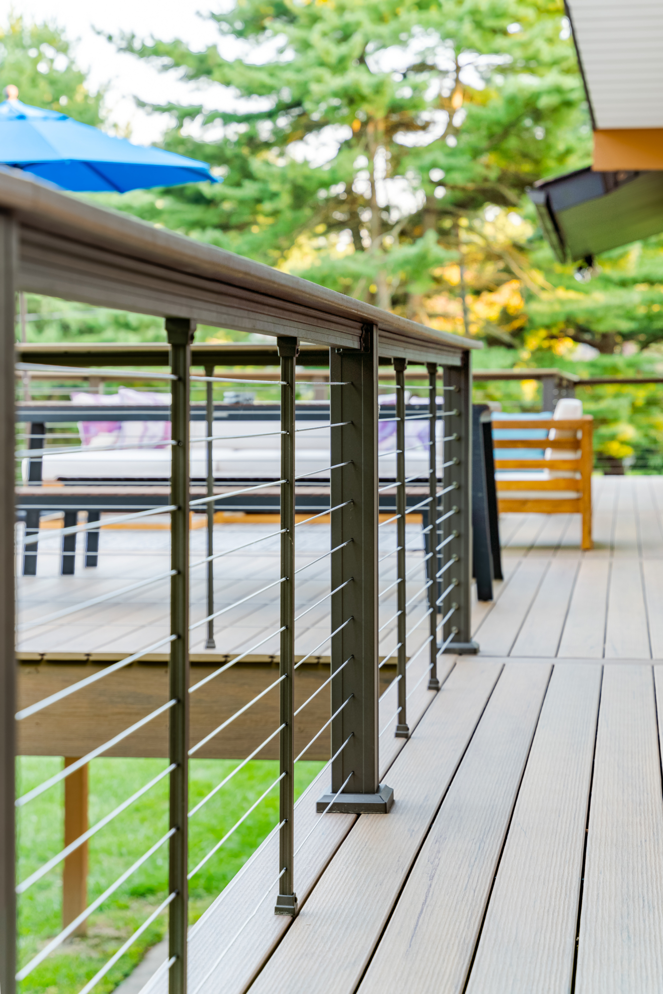 image of a modern deck in hockessin de built by integrous fences and decks featuring timbertech decking and keylink cable railing