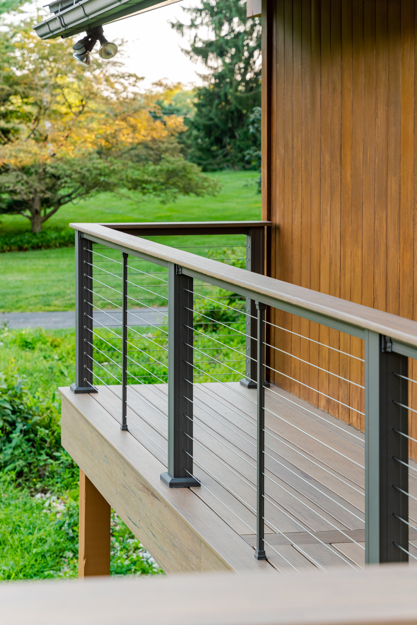 image of a modern deck in hockessin de built by integrous fences and decks featuring timbertech decking and keylink cable railing