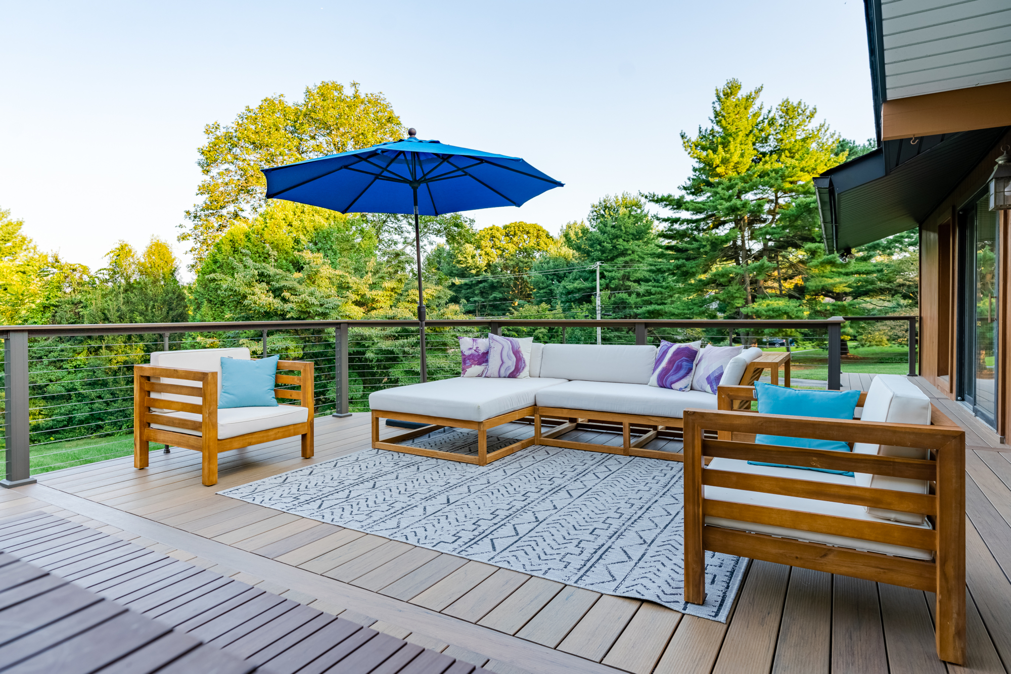 image of a modern deck in hockessin de built by integrous fences and decks featuring timbertech decking and keylink cable railing