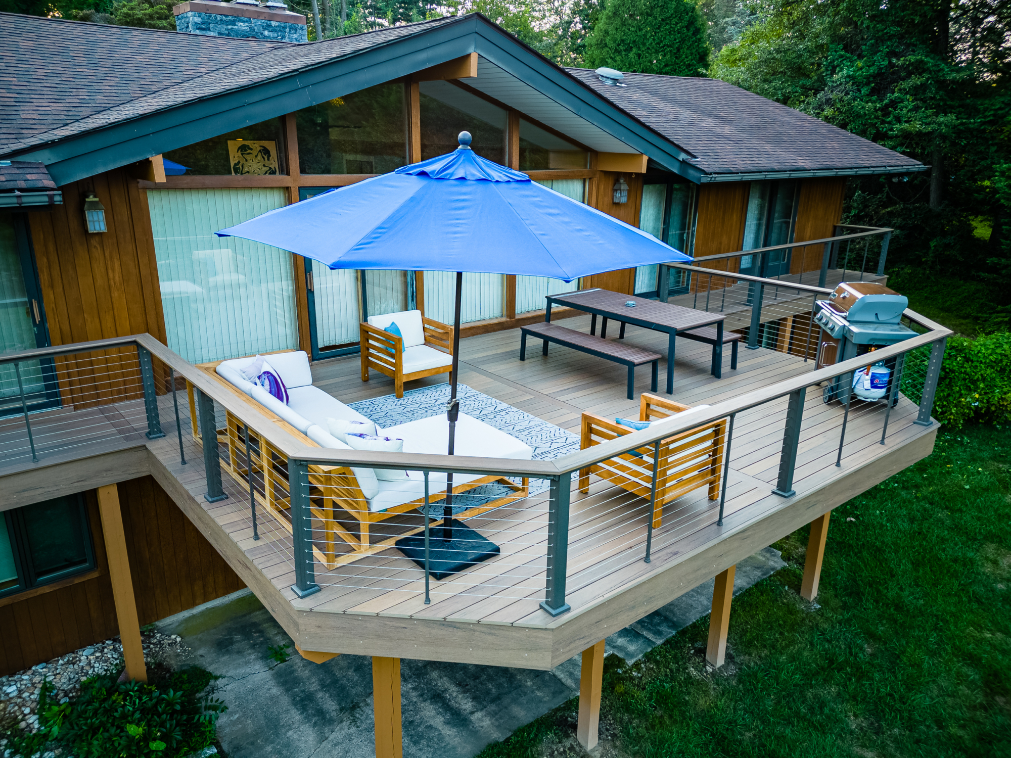 image of a modern deck in hockessin de built by integrous fences and decks featuring timbertech decking and keylink cable railing