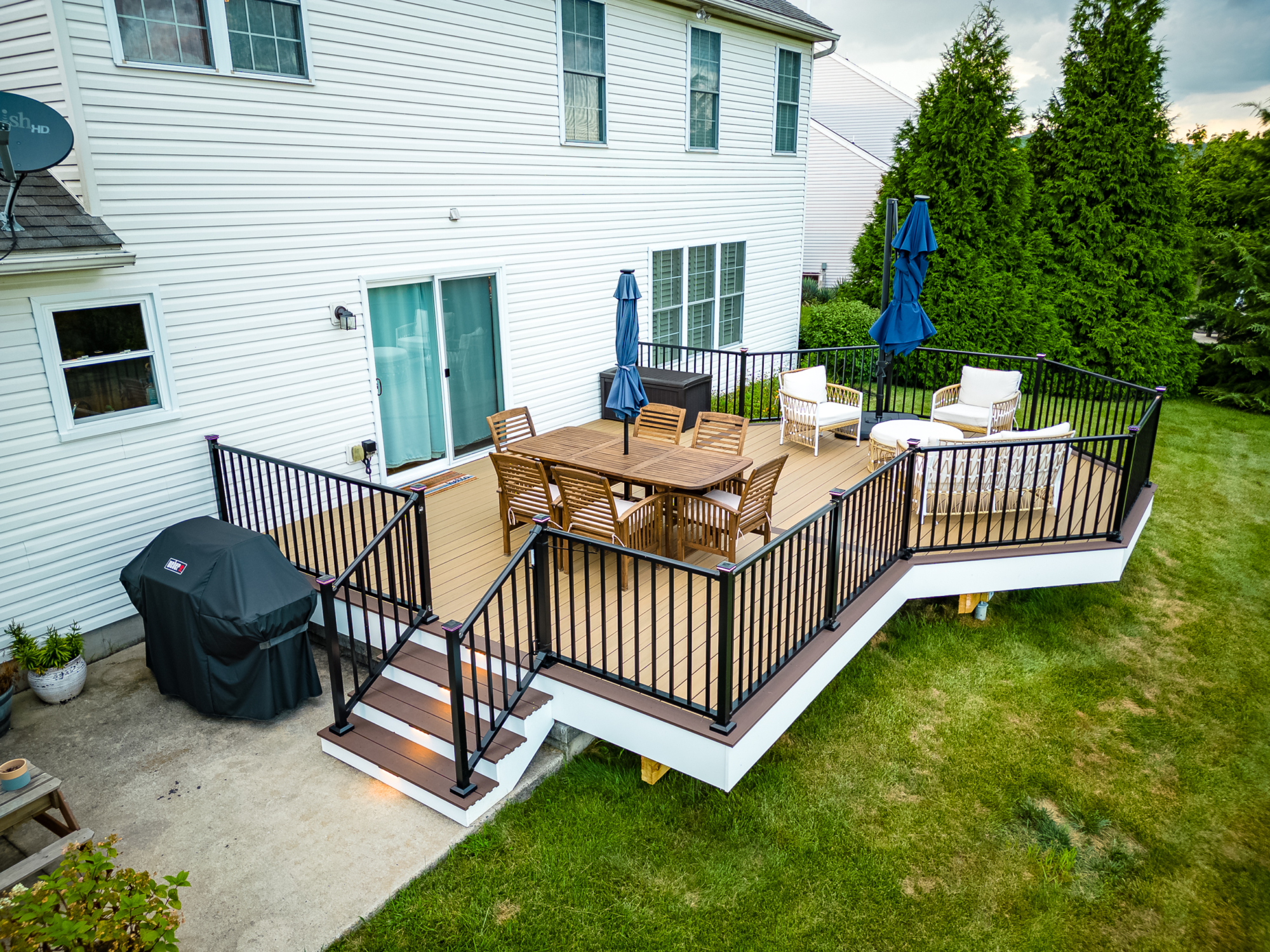 image of an octagon deck in douglassville pa built by integrous fences and decks featuring timbertech decking and black aluminum railing