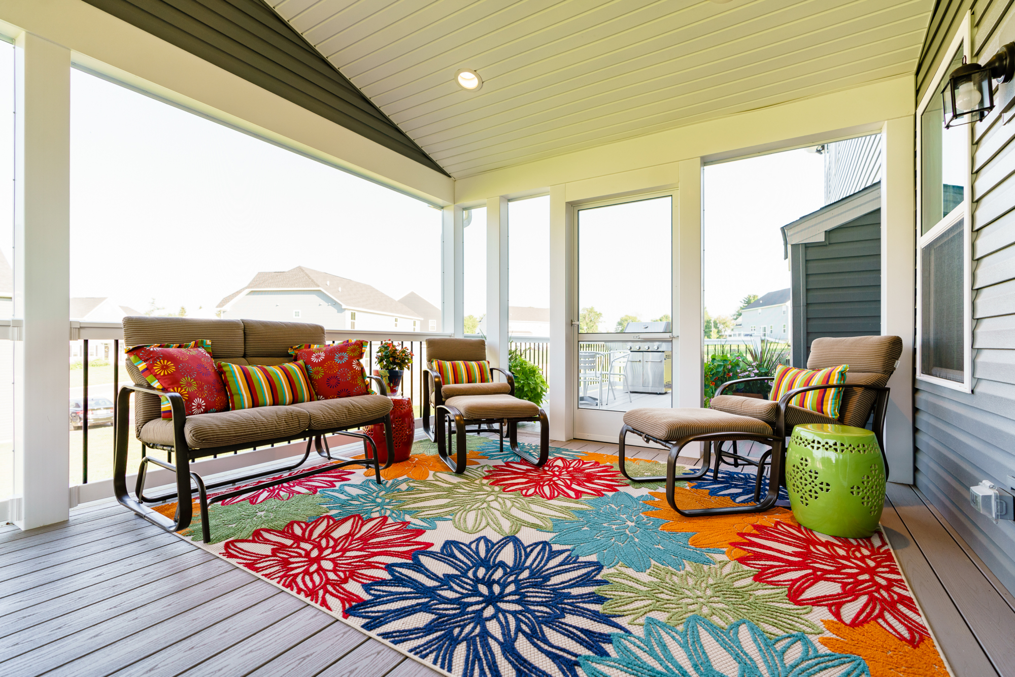 image of a screened in roof with vynl soffit ceiling built by integrous fences and decks