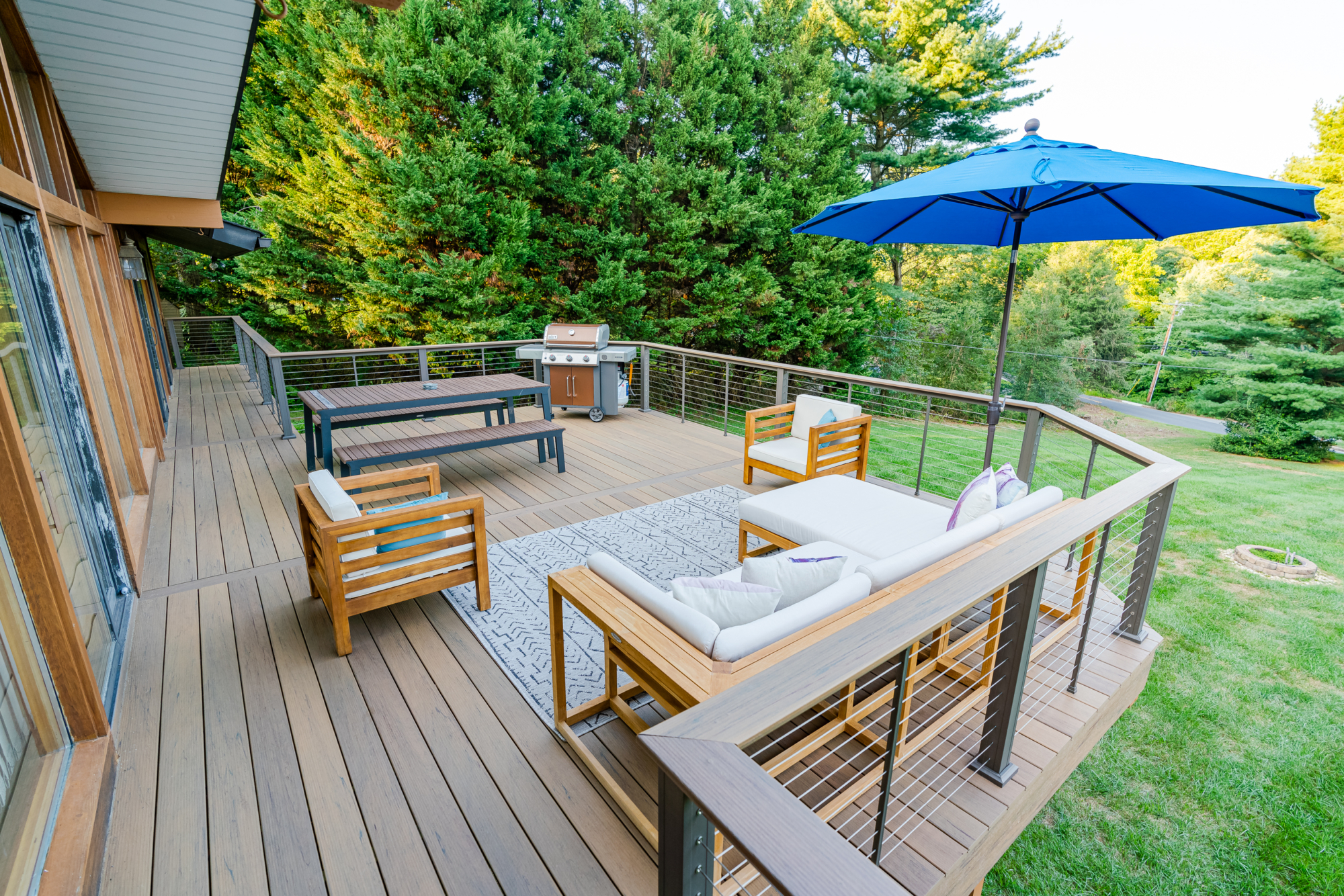 image of a modern deck in hockessin de built by integrous fences and decks featuring timbertech decking and keylink cable railing
